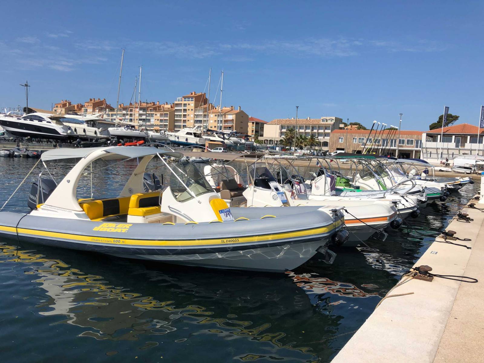 flotte de location de bateau sur le port d'hyères