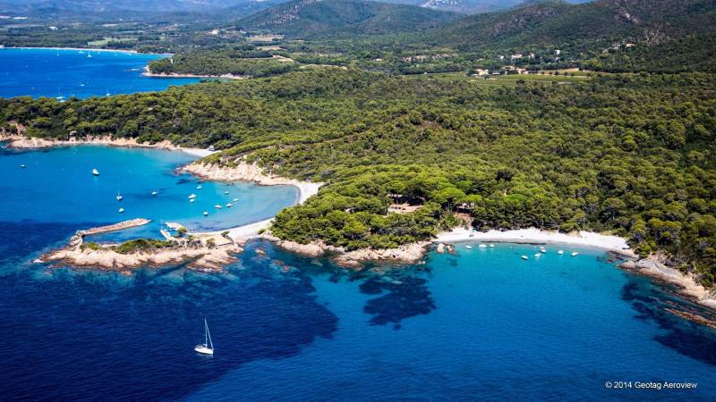 Location d'un bateau à moteur pour visiter Brégançon