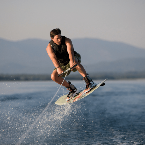 location bateau pas cher pour faire du ski nautique ou wake board 83 hyères