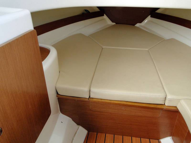 Louer un bateau avec une cabine au port de Hyères