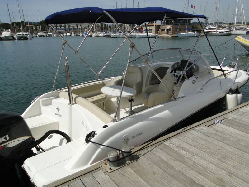 Louer un bateau à Hyères avec un taud de soleil
