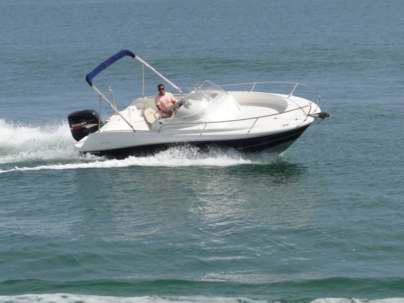 Louer un bateau moteur pour 8 personnes sur le port de Hyères Les Palmiers