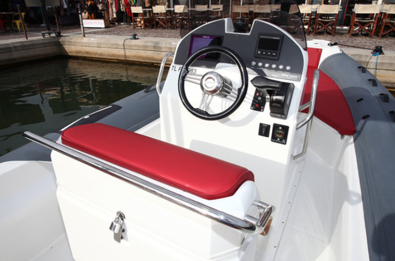 Location d'un bateau à moteur pour visiter Brégançon