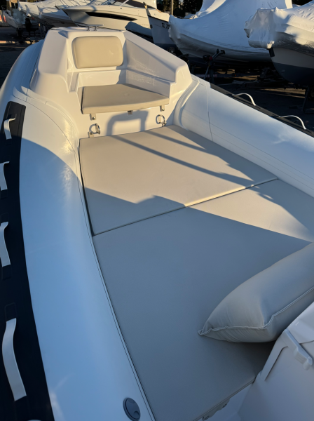 Location bateau semi rigide à moteur à Hyères proche de Toulon dans le Var