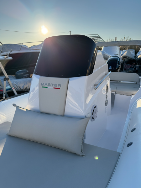 Location bateau semi rigide à moteur à Hyères proche de Toulon dans le Var