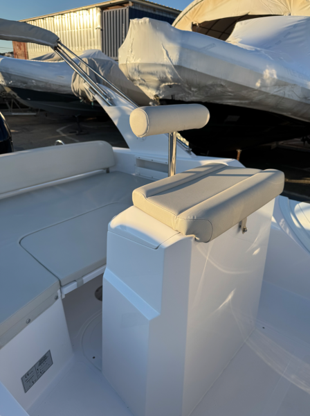 Location bateau semi rigide à moteur à Hyères proche de Toulon dans le Var