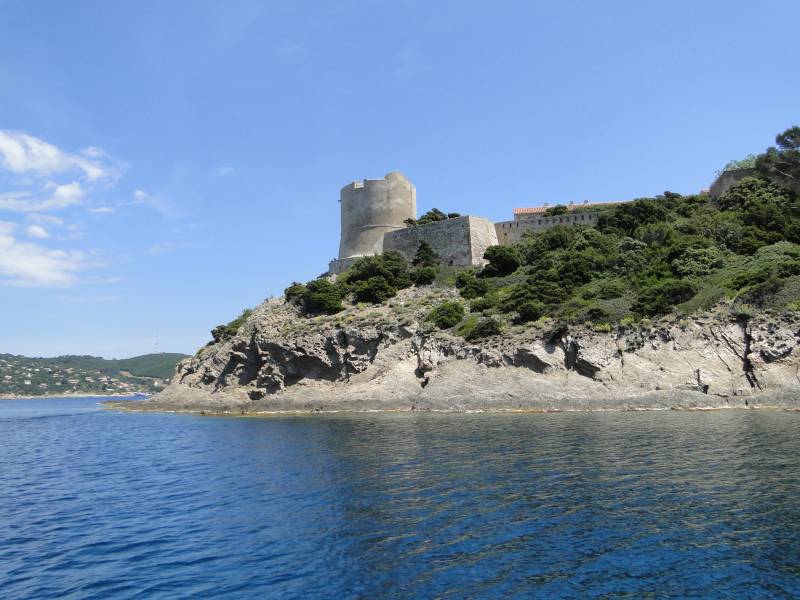 fort de port man mouillage dans la baie de pors cros