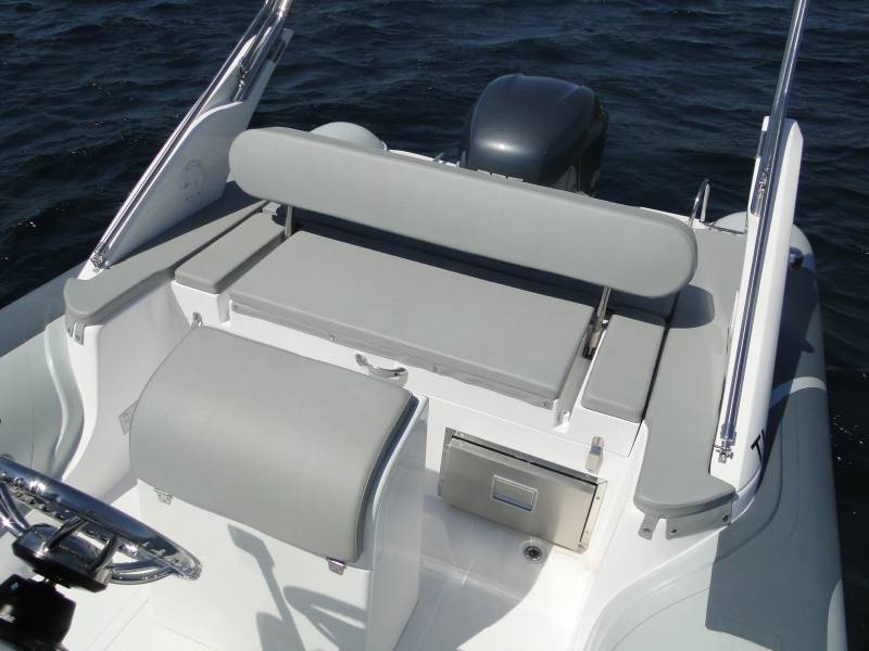 Location bateau semi-rigide Master 770 sur Hyères Port