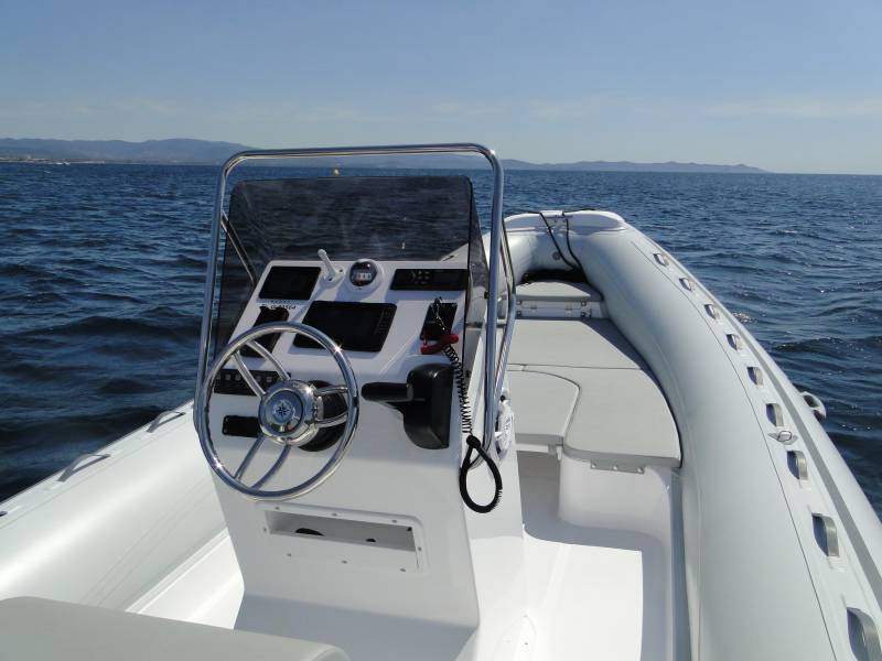 Location bateau semi-rigide Master 770 sur Hyères Port