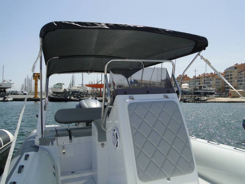 Location bateau semi-rigide Master 770 sur Hyères Port