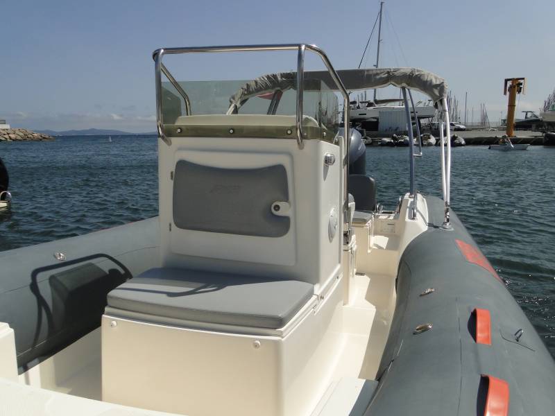 Louer un semi-rigide Joker Boat Clubman 22 à Hyères