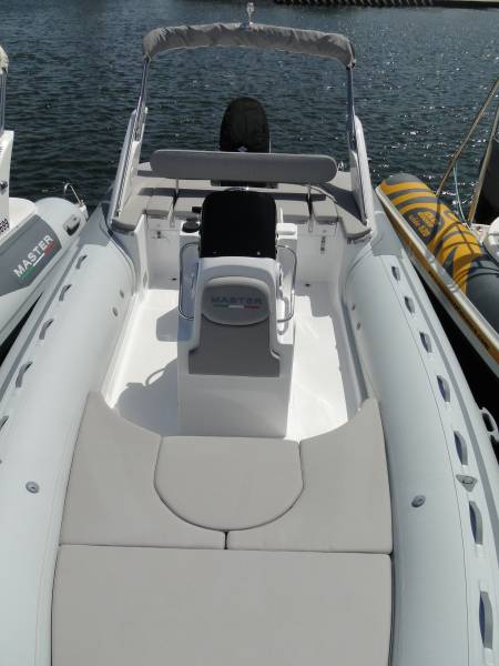 Louer un bateau moteur semi rigide idéal pour visiter Porquerolles au départ de Hyères