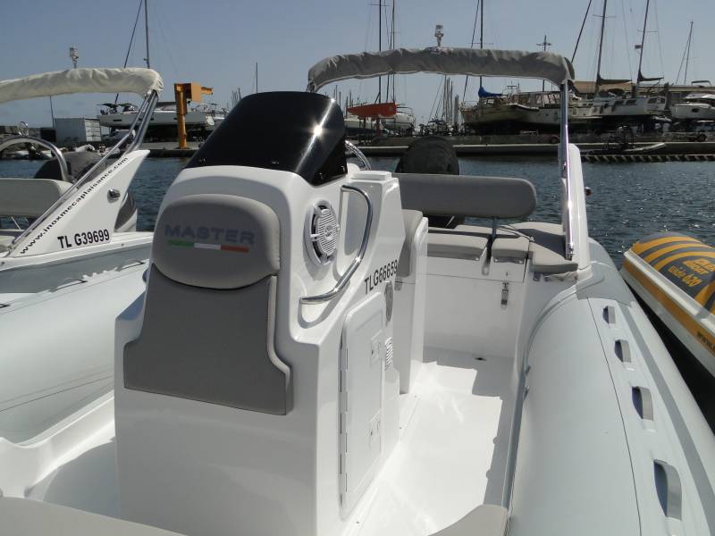Louer un bateau moteur semi rigide idéal pour visiter Porquerolles au départ de Hyères