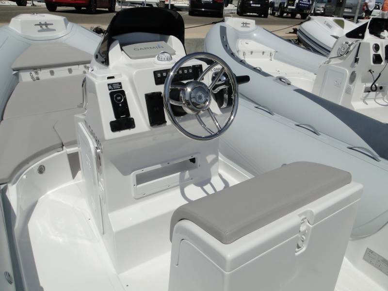 Louer un bateau moteur semi rigide idéal pour visiter Porquerolles au départ de Hyères