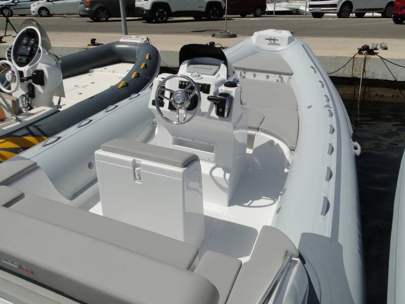 Louer un bateau moteur semi rigide idéal pour visiter Porquerolles au départ de Hyères