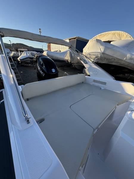 Location bateau semi rigide à moteur à Hyères proche de Toulon dans le Var