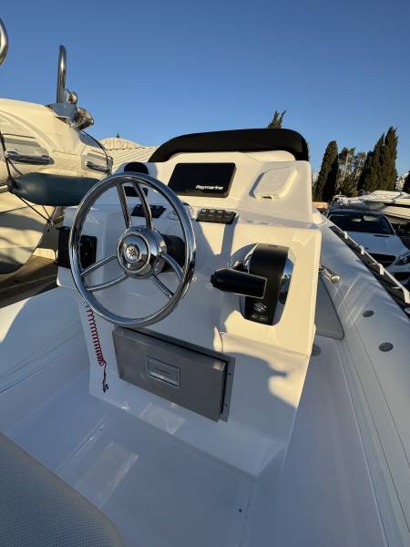 Location bateau semi rigide à moteur à Hyères proche de Toulon dans le Var