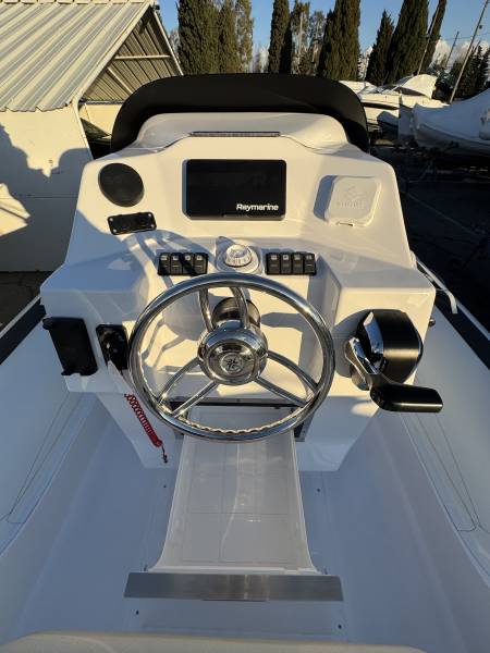 Location bateau semi rigide à moteur à Hyères proche de Toulon dans le Var