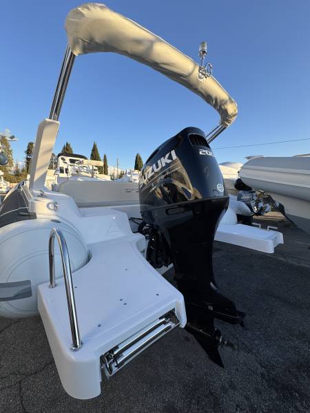 Location bateau semi rigide à moteur à Hyères proche de Toulon dans le Var