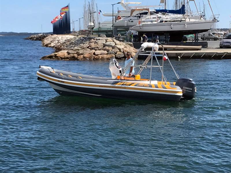 louer un bateau a journée en famille au port de hyeres