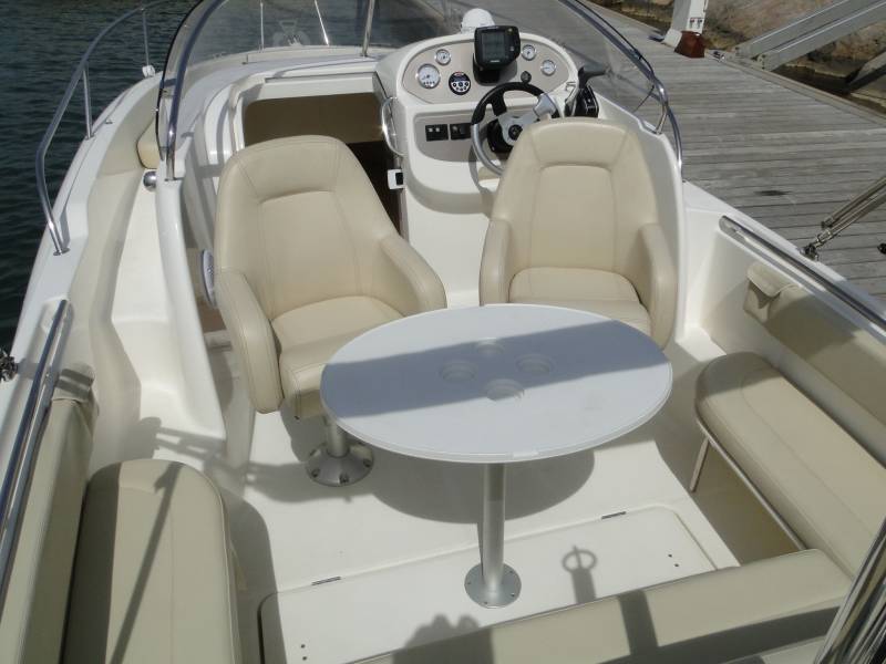 louer bateau hyeres avec table a manger