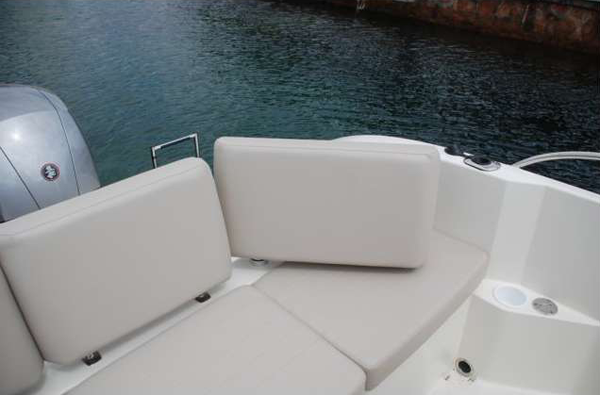 banquette pour les enfants en navigation en bateau de location 83400