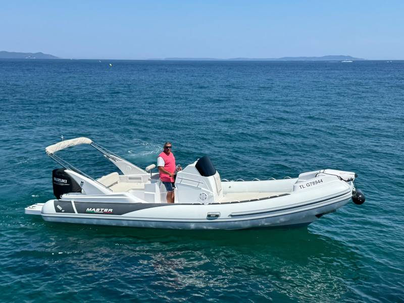 Location bateau semi rigide à moteur à Hyères proche de Toulon dans le Var