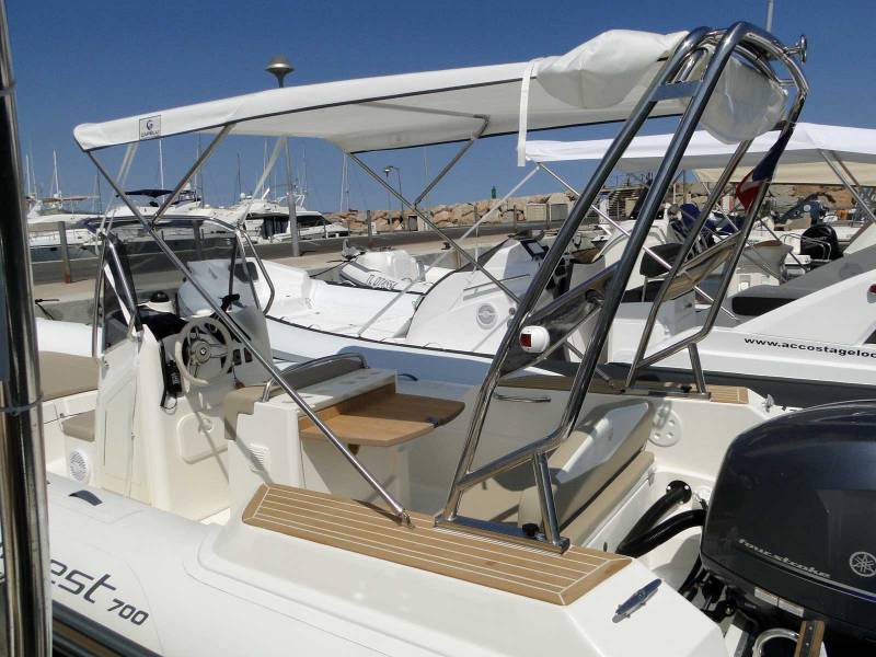 Louer un bateau avec un taud de soleil sur le port St pierre Hyères