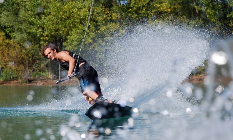 Louer un bateau moteur pour faire de Wake une journée en famille ou entre amis sur Toulon-Hyères