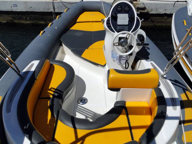 location bateau semi rigide pour une famille de 8 personnes a hyeres