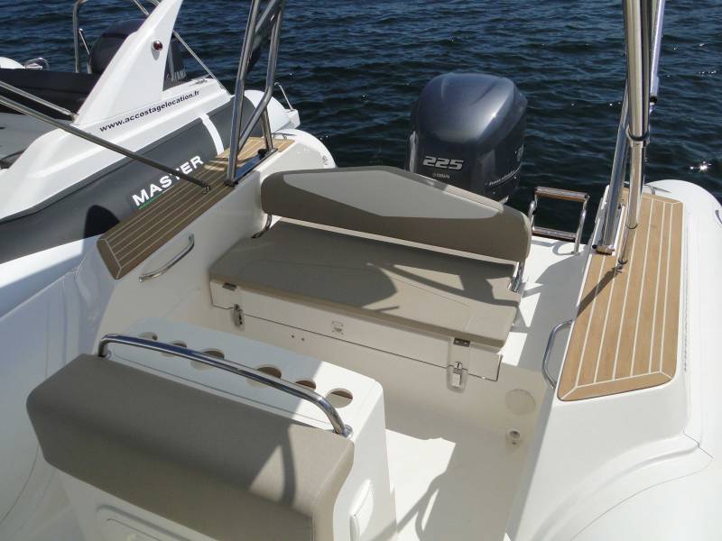 Louer un bateau avec places assises pour visiter porquerolles