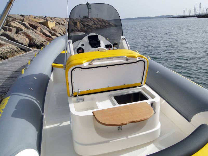 louer un bateau a la journée avec une glacière sur le port de Hyères