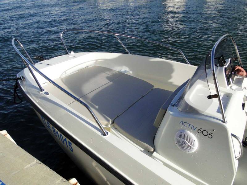 louer un bateau moteur à Hyères avec des petits enfants