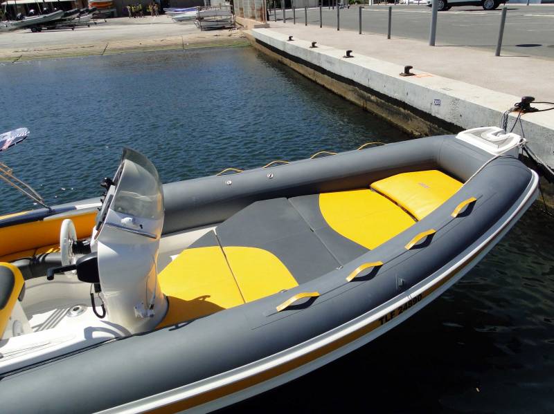 louer un bateau pour découvrir les iles d'Hyères dans le Var