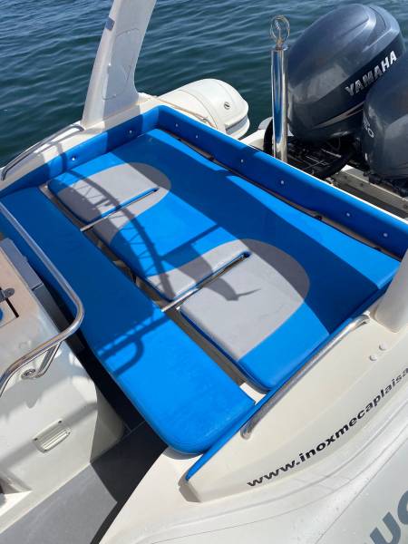 louer un bateau semi rigide grande capacite avec une protection pour le soleil a hyeres pres de toulon