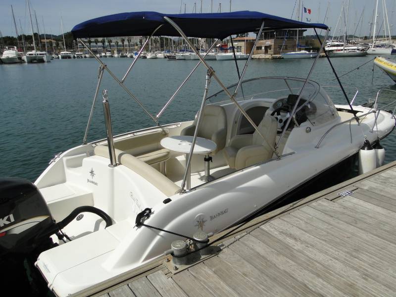 trouver un bateau de location a hyeres avec un taud de soleil