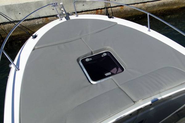 bain de soleil avant bateau a louer au depart du port de hyeres