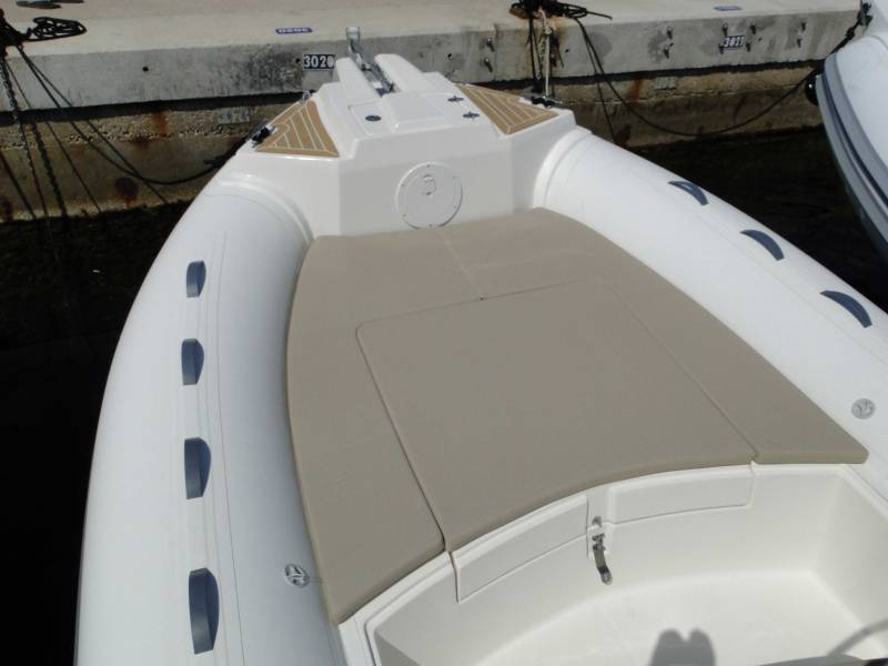 Louer un bateau avec bain de soleil Hyères Port