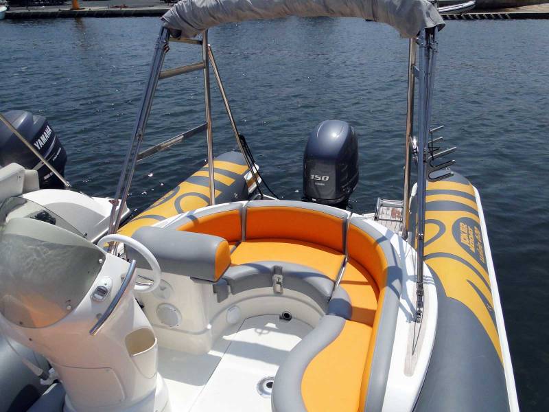 louer un bateau avec places assise pour les enfants a hyeres pres de la londe