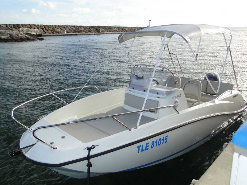 louer un bateau avec une protections pour le soleil au port de Hyères