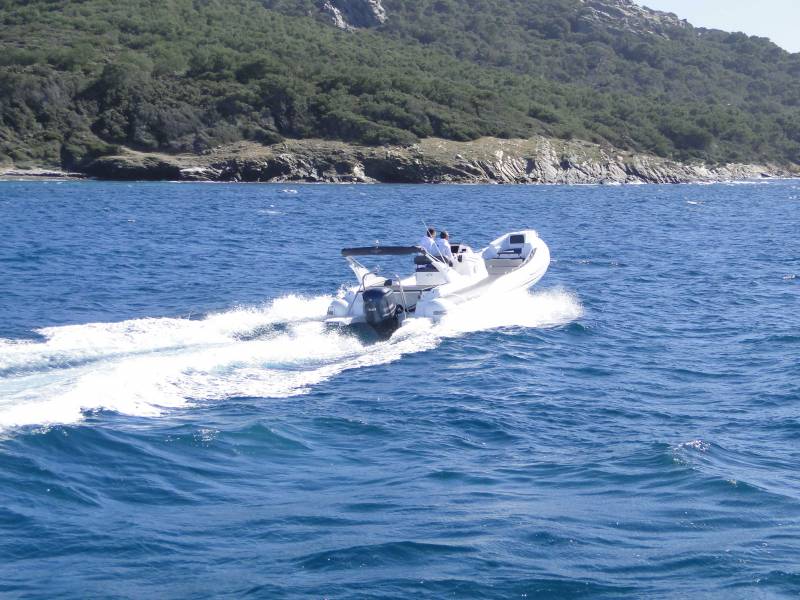 louer un grand semi rigide toulon hyeres