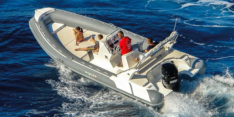 Louer un bateau semi rigide à moteur pour se rendre sur l’île de Porquerolles en famille