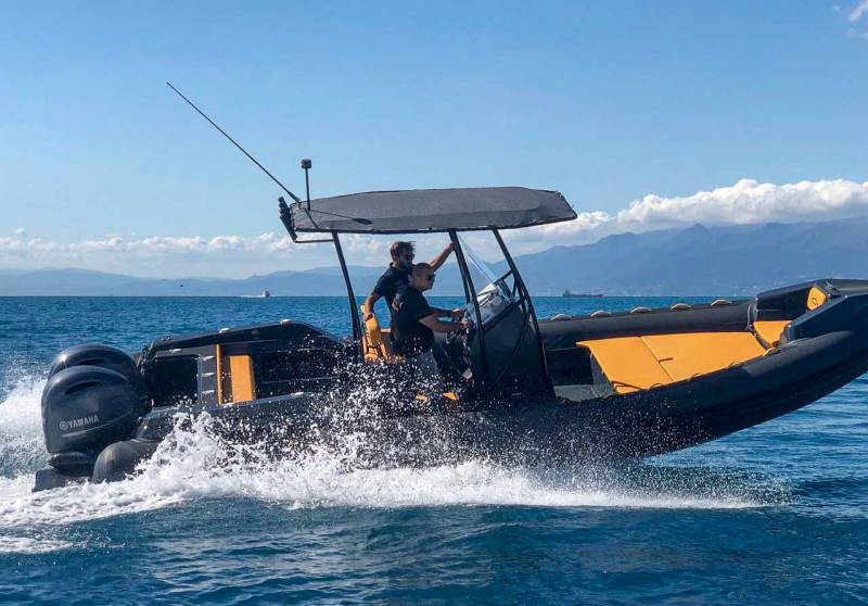 Ou trouver une location de bateau semi-rigide pour 12 personnes au départ du Port de Hyères les Palmiers ?