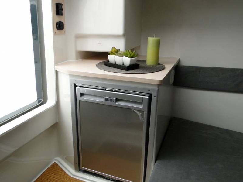 bateau a moteur de location avec caine et frigo cabotage sur port cros