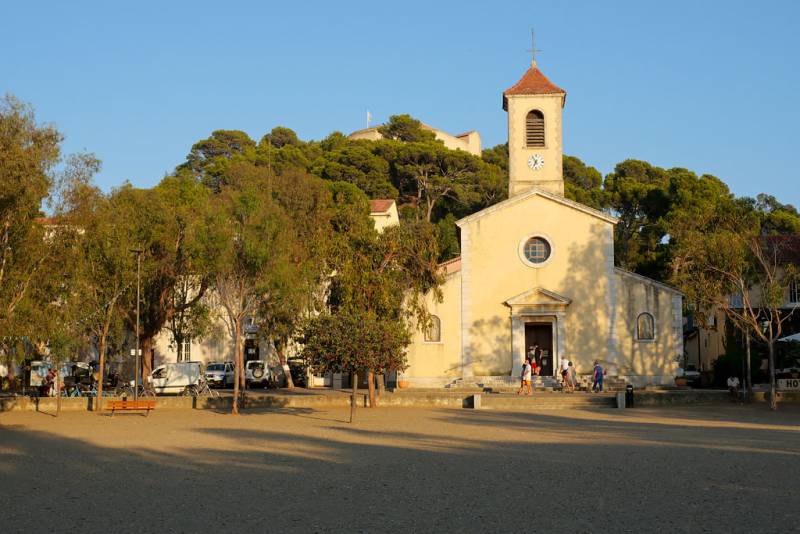 Idée excursion en louant votre bateau moteur direction Porquerolles