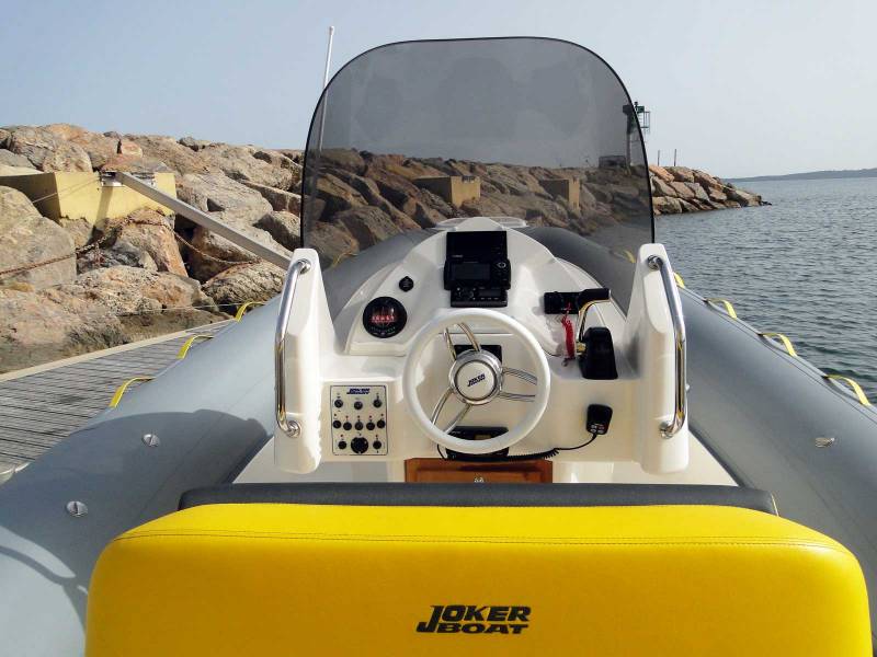 Location semi-rigide Joker Boat Mainstream 800 au Port de Hyères
