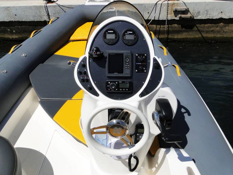 location semi-rigide avec la musique à la journée porquerolles