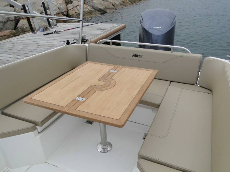 ou louer un bateau avec une table au port de hyeres toulon