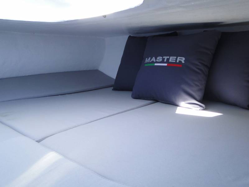 semi rigide a louer avec couchette a hyeres