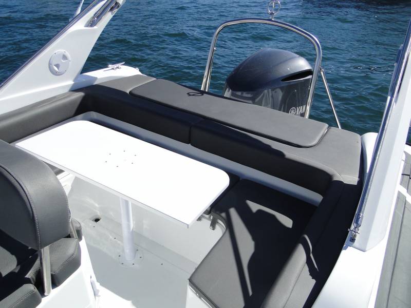 carre arriere avec table semi rigide a louer accostage location hyeres